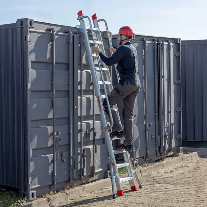 mężczyzna na drabinie